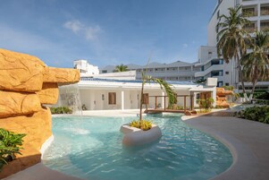 Outdoor pool, sun loungers