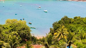 A coastal area with boats on calm waters, surrounded by lush greenery and a beach. - Bahiamarela Boutique Hotel (Búzios)