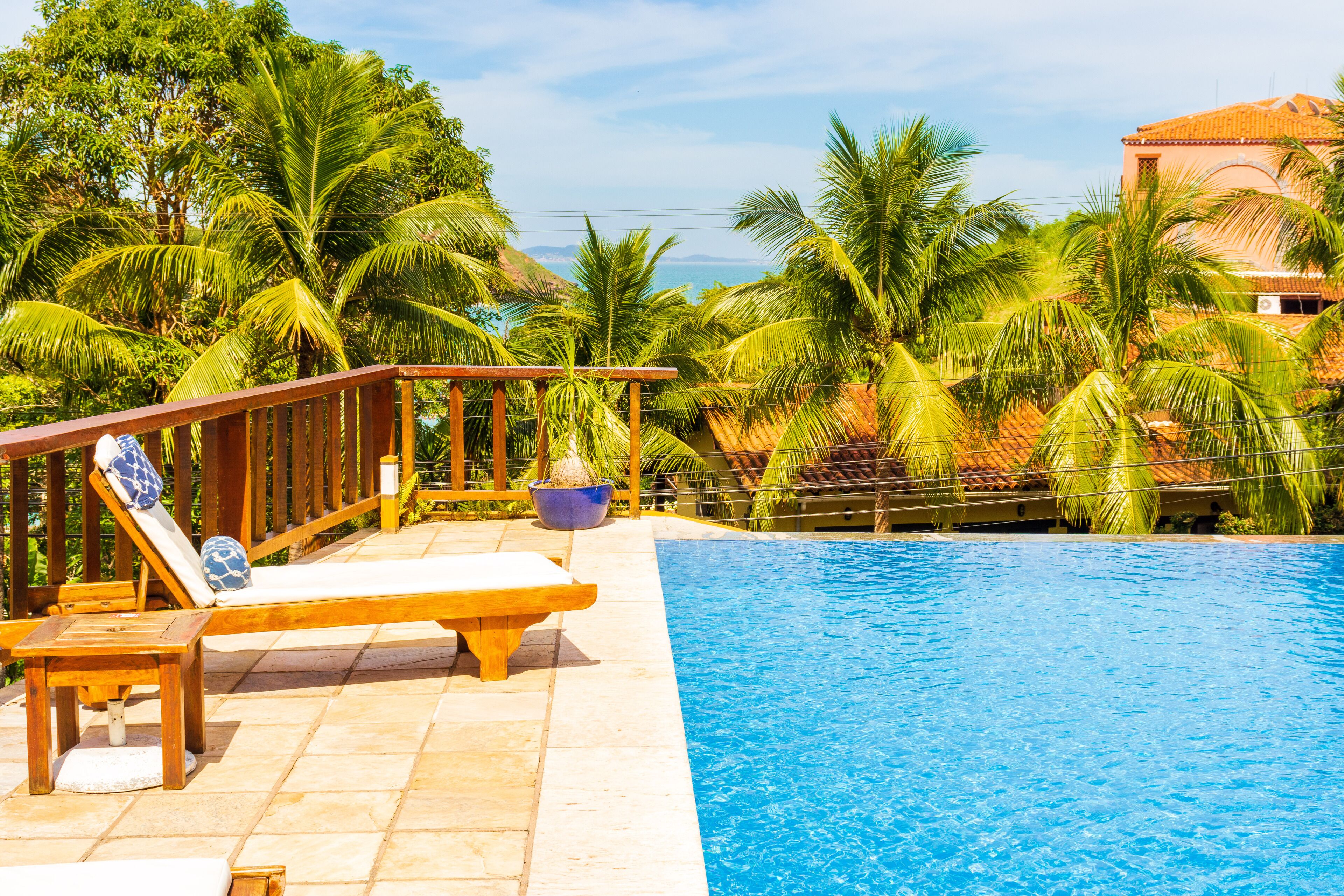 Una piscina al aire libre, sombrillas, tumbonas