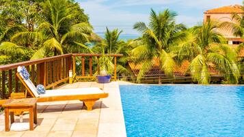 Piscine extérieure, parasols de plage, chaises longues