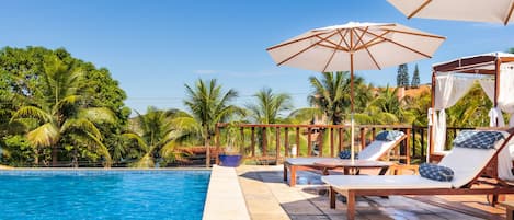 Piscine extérieure, parasols, chaises longues