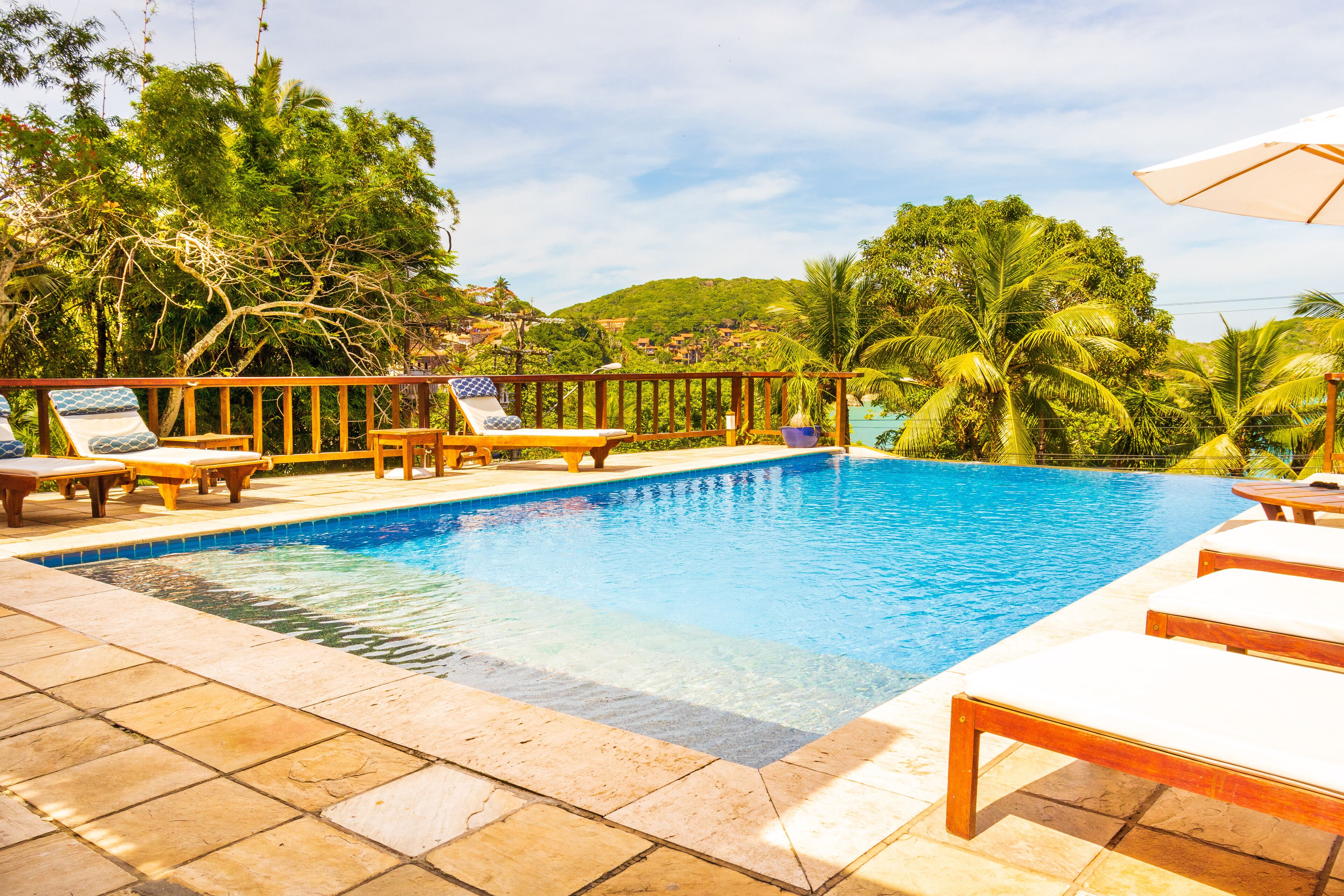 Piscine extérieure, parasols de plage, chaises longues