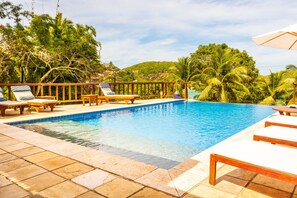 Outdoor pool, pool umbrellas, pool loungers - Bahiamarela Boutique Hotel (Búzios)