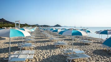 Plage privée à proximité, chaises longues, parasols