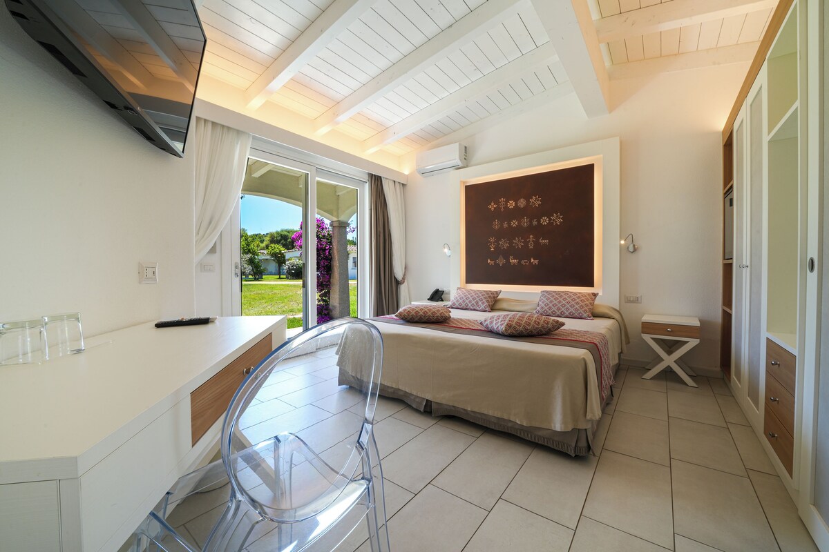 خزنة داخل الغرفة ومكتب وستائر تعتيم وملاءات أسرّة