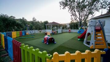 Área de juegos infantiles al aire libre