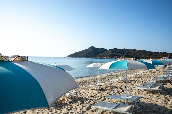 Privatstrand in der Nähe, Liegestühle, Sonnenschirme, Massagen am Strand