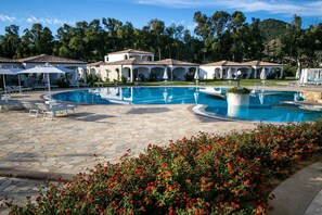 Piscina a l'aire lliure de temporada, para-sols i gandules 