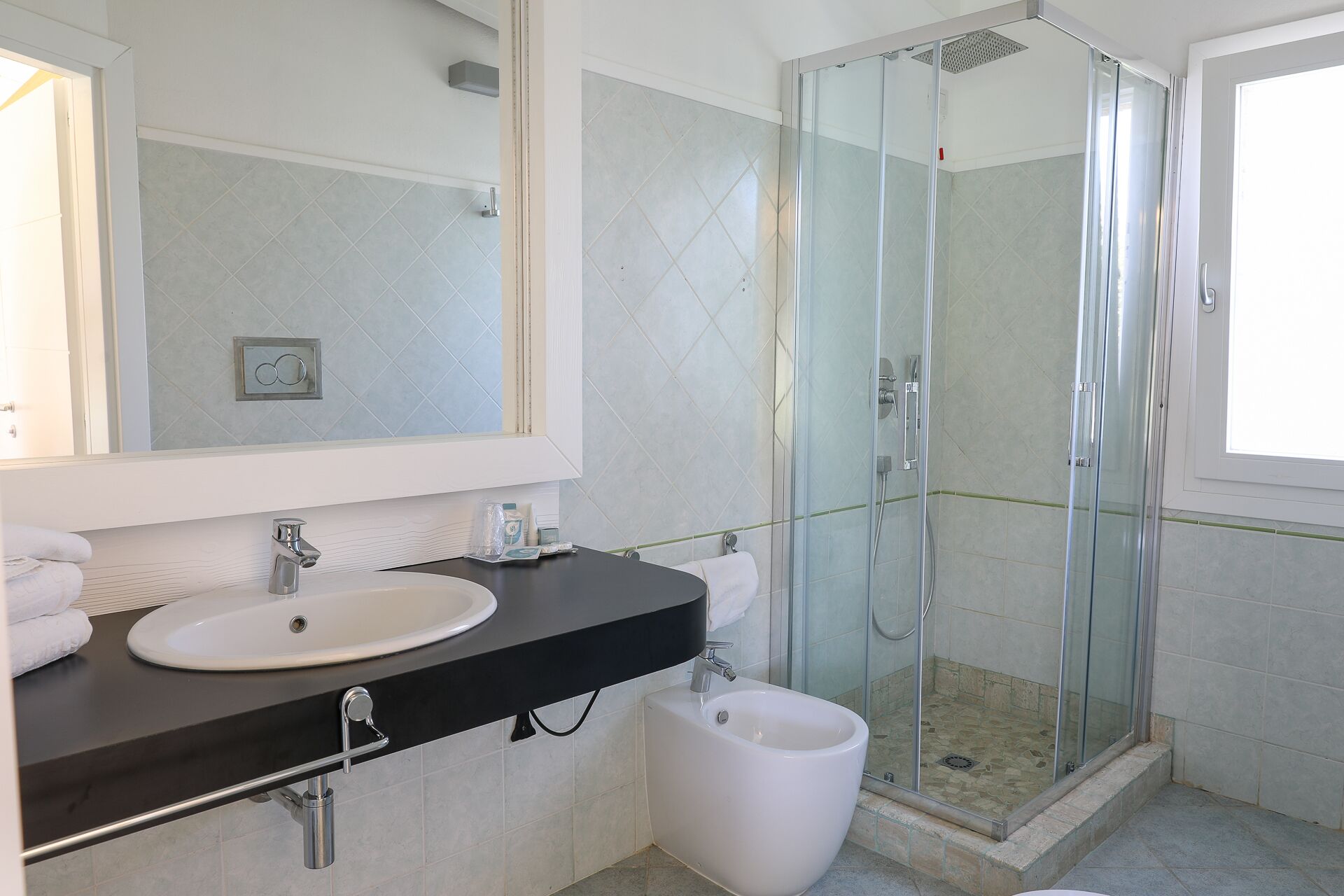 shower, free toiletries, hair dryer, towels