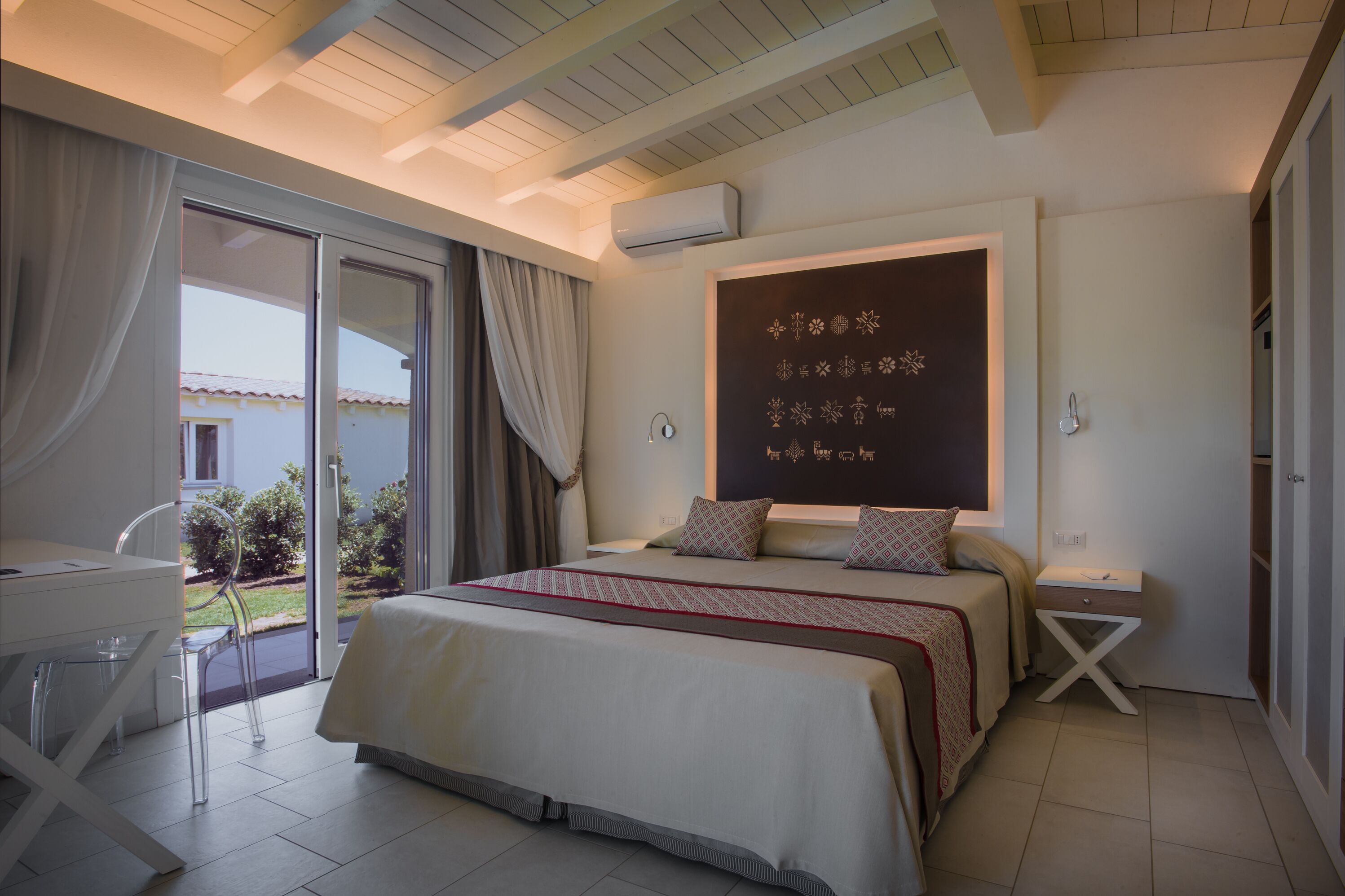 Habitación de lujo | Caja de seguridad en la habitación, escritorio y cortinas blackout 