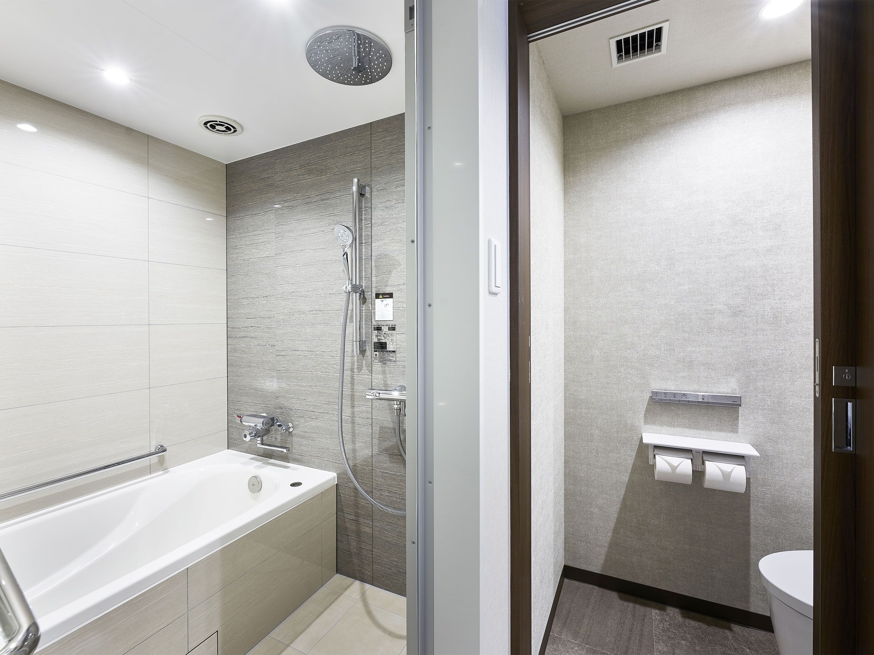 combined shower/bathtub, hydromassage showerhead, free toiletries