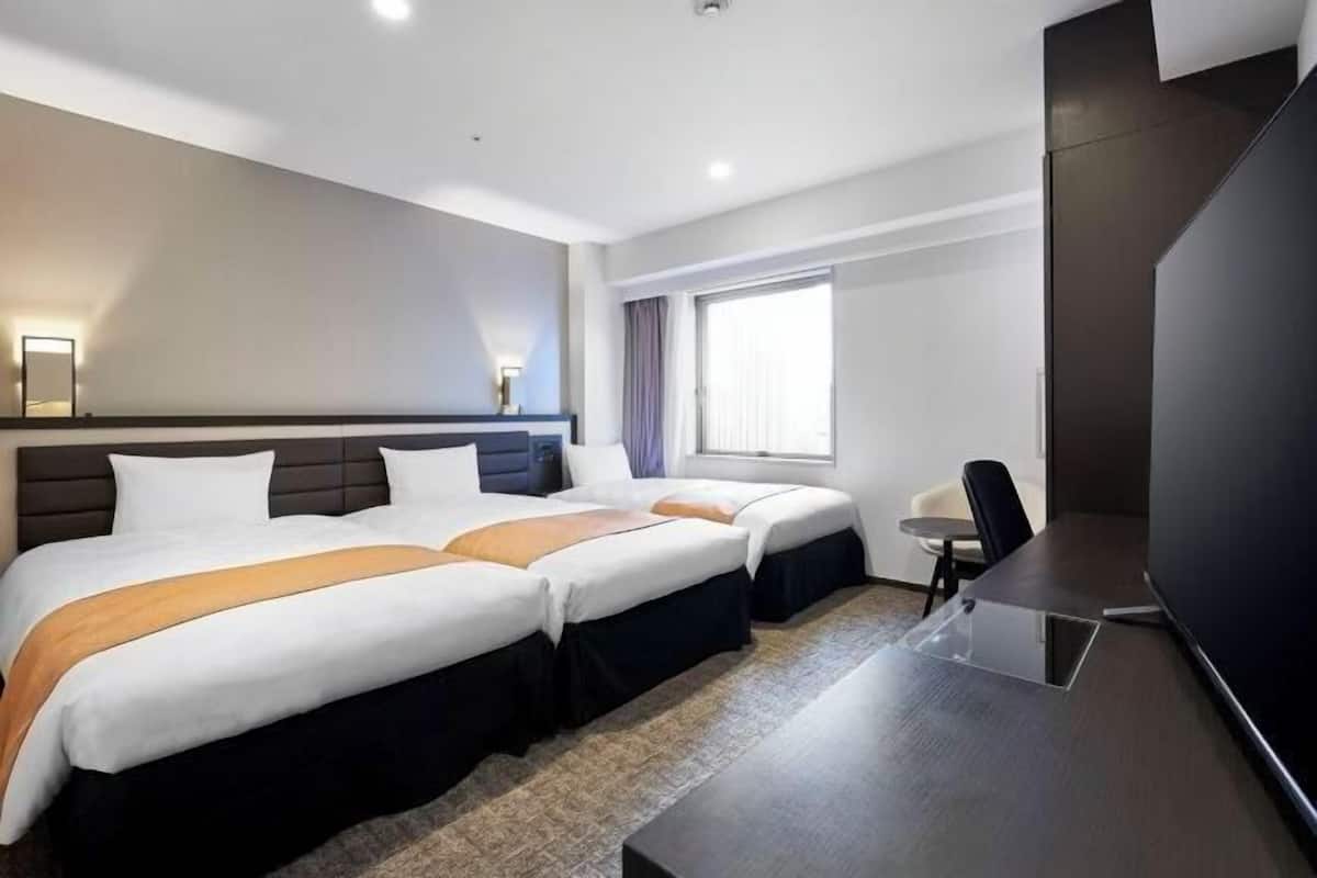 Escritorio, cortinas blackout, wifi gratis y ropa de cama