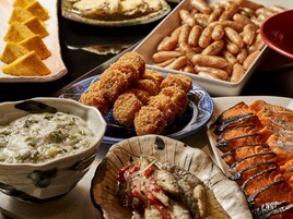 Un buffet proposant divers plats, notamment des plats frits, du saumon et un bol de soupe.