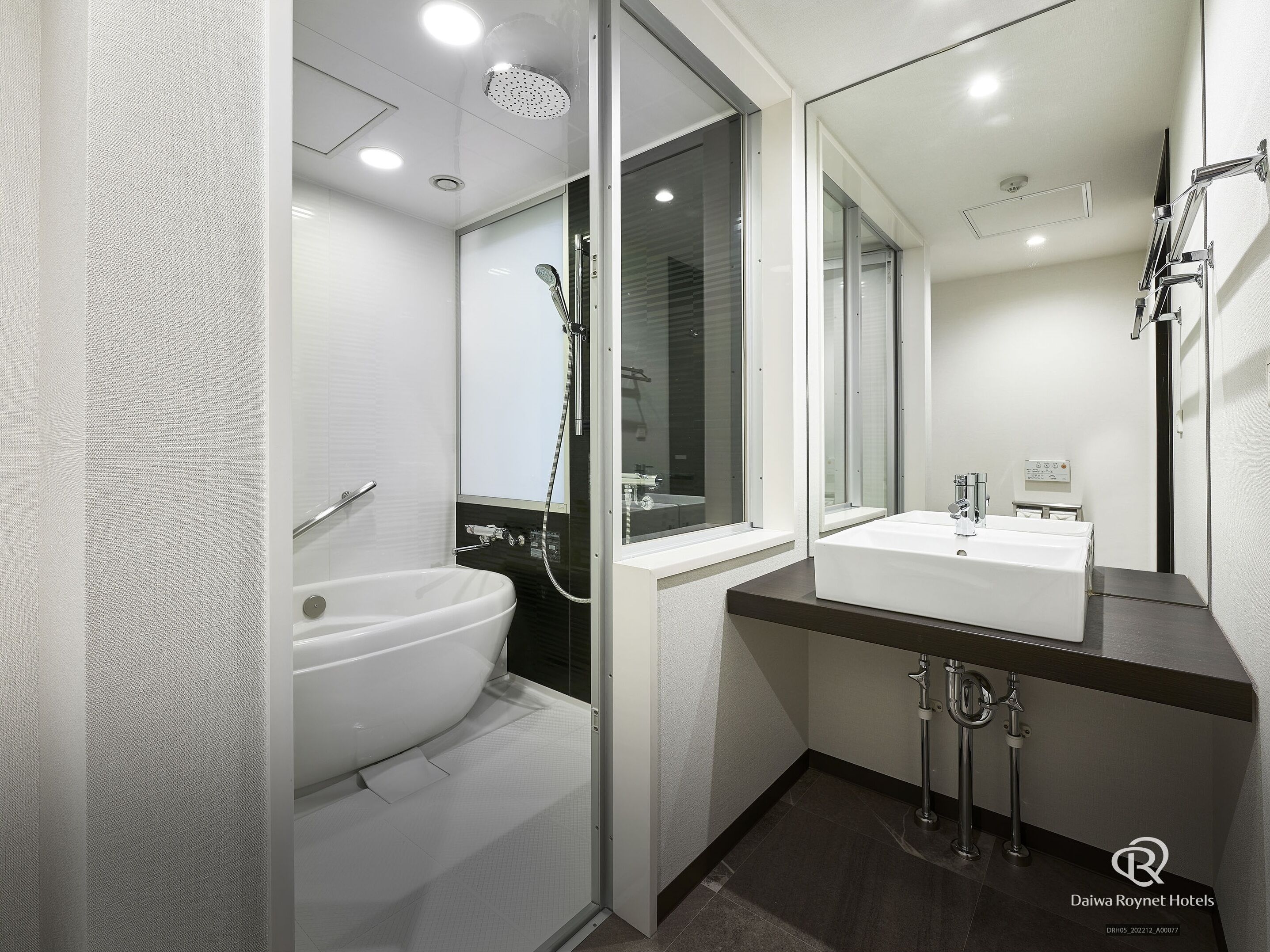 combined shower/bathtub, hydromassage showerhead, free toiletries