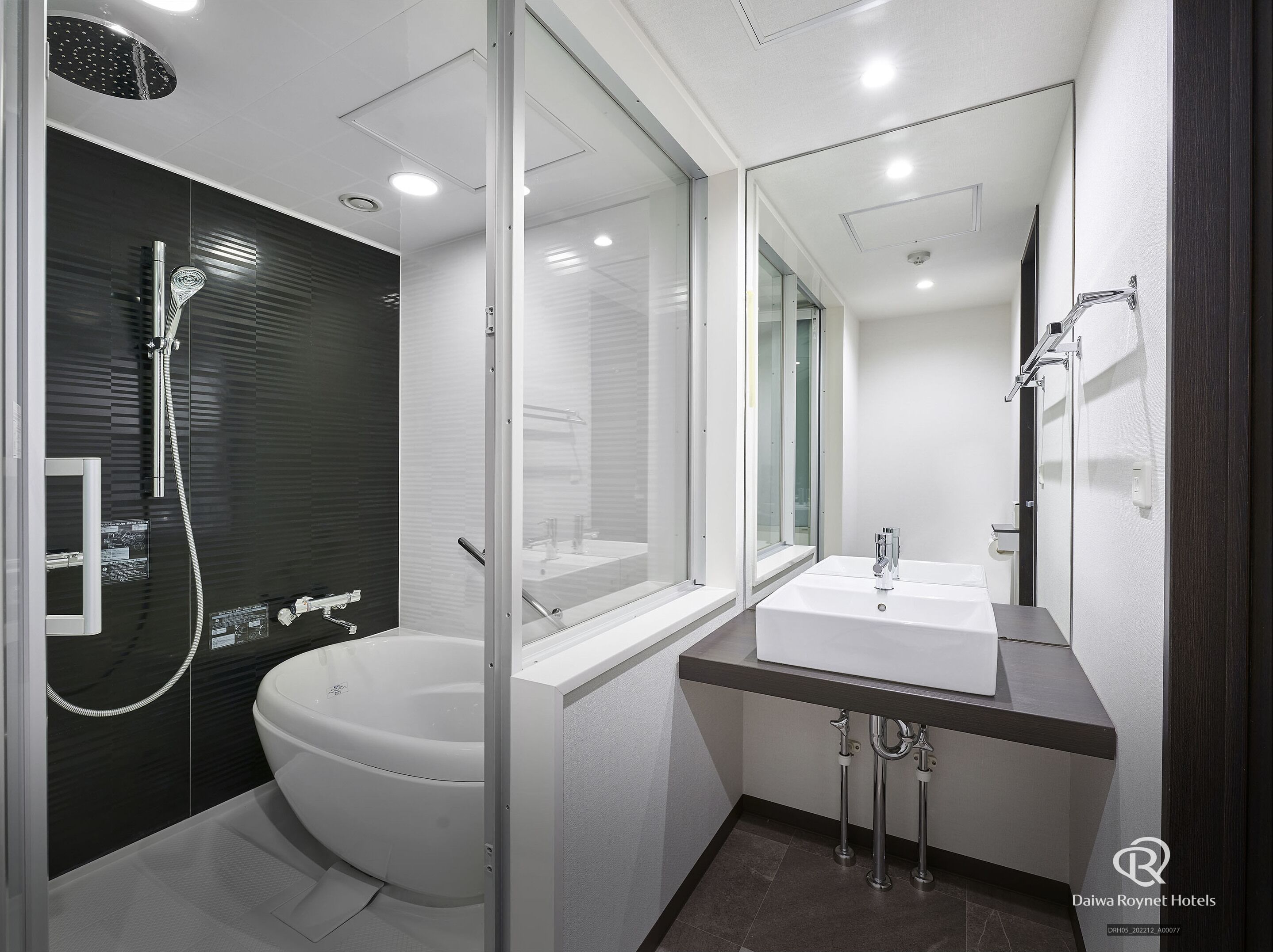 combined shower/bathtub, hydromassage showerhead, free toiletries