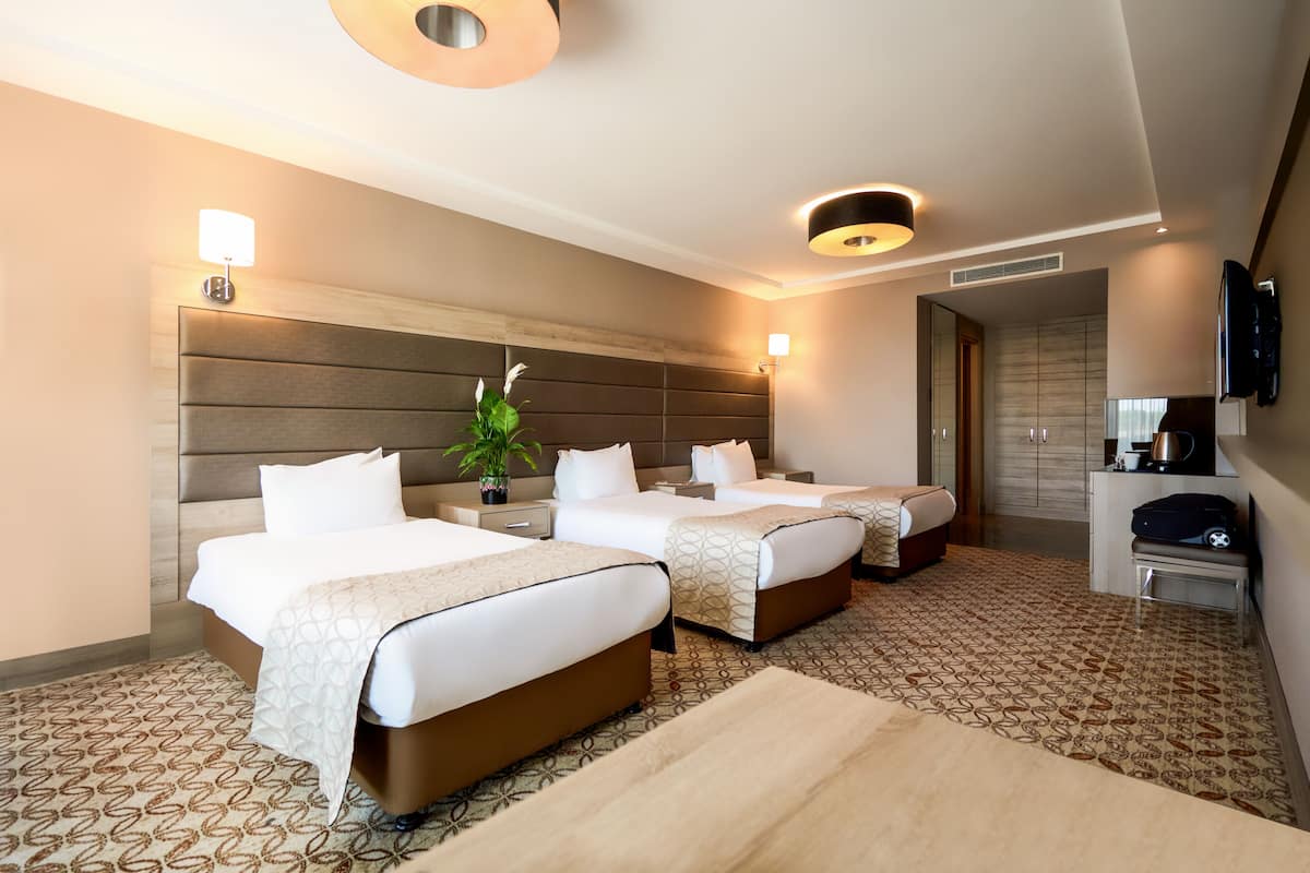 Superior Triple Room | 1 soverom, allergitestet sengetøy, minibar og safe på rommet