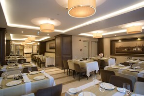 Desayuno buffet (EUR 10 por persona)