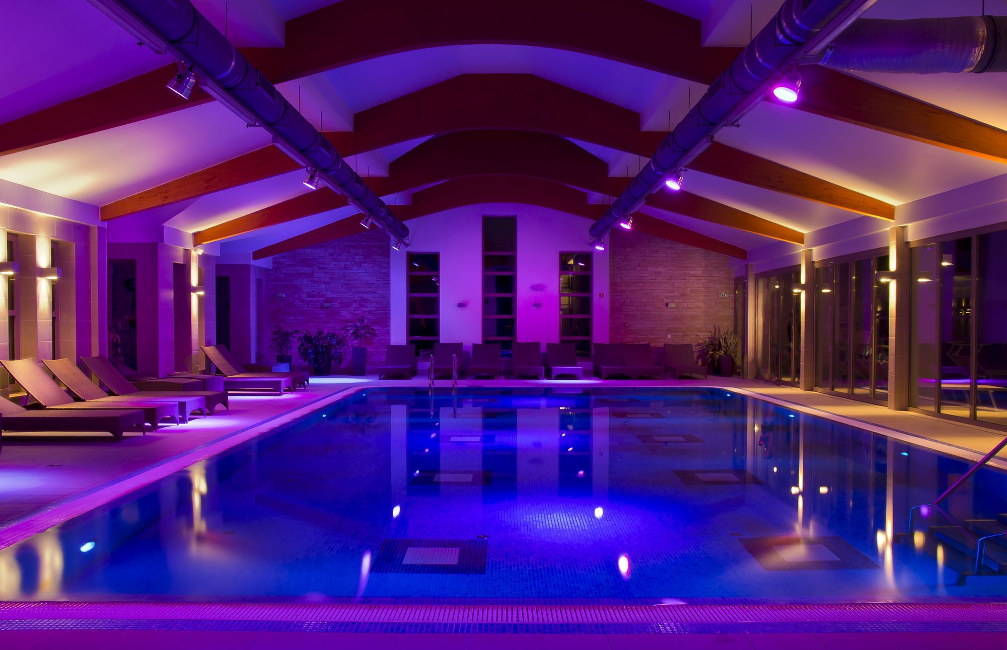 5 indoor pools, 3 outdoor pools, pool loungers
