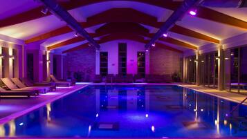 5 indoor pools, 3 outdoor pools, pool loungers
