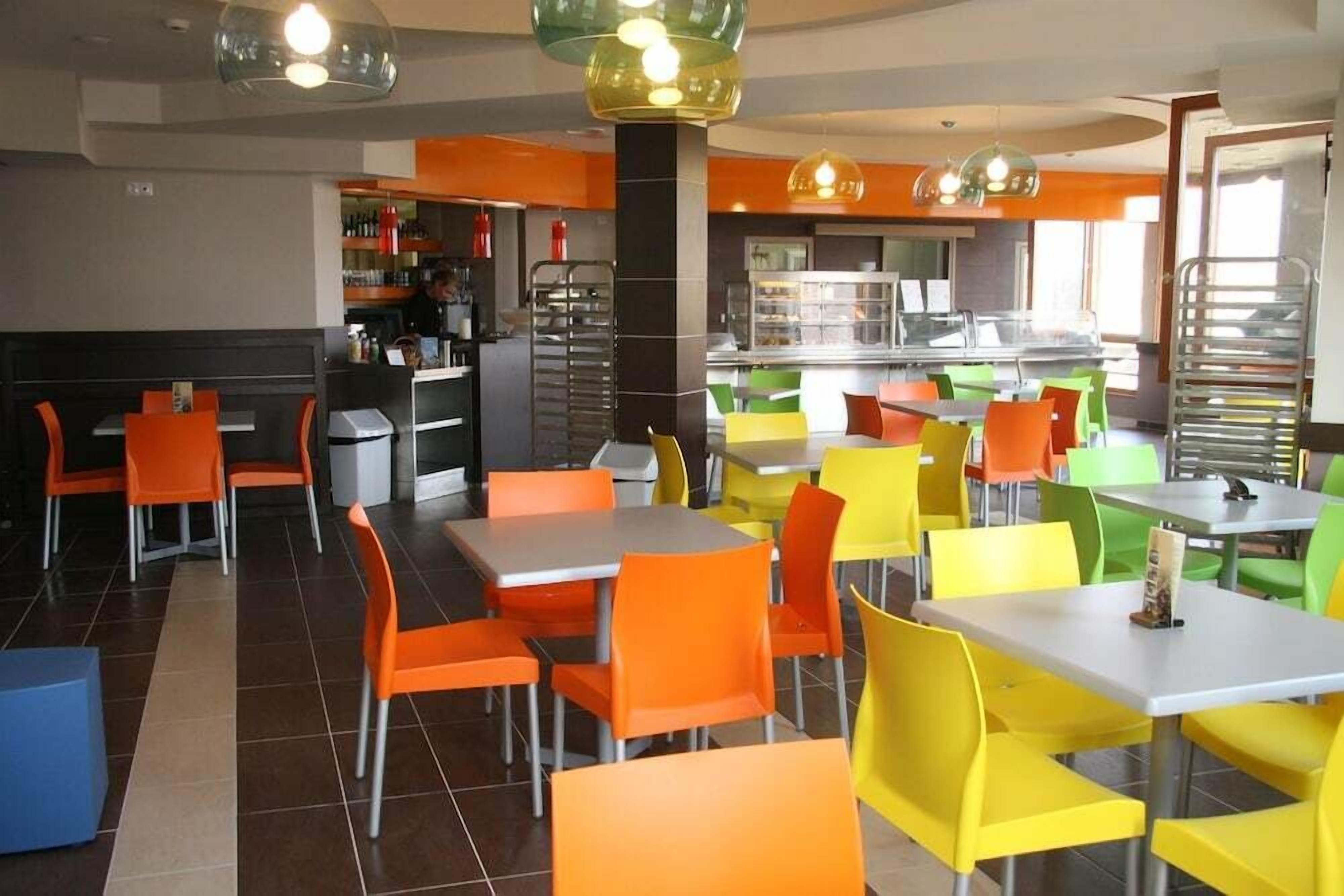 3 restaurants, lunch served, Hungarian cuisine