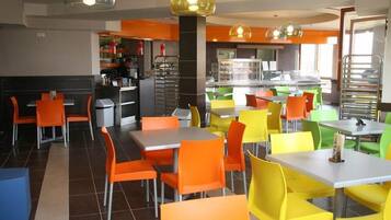3 restaurants, lunch served, Hungarian cuisine