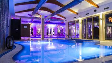 5 indoor pools, 3 outdoor pools, pool loungers