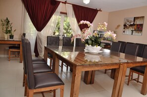 Sudah termasuk sarapan prasmanan setiap hari