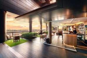 2 barer/lounger, lobbylounge och bar på takterrassen