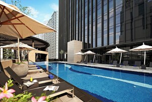 Una piscina al aire libre (de 06:30 a 22:00), sombrillas, tumbonas