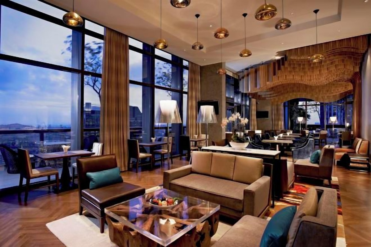 Club Room (Club Benefits & Higher Floor)