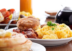 Tägliches Frühstücksbuffet (47.96 SGD pro Person)