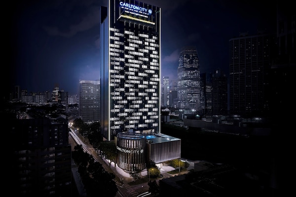 Vista frontal de la propiedad por la tarde o noche