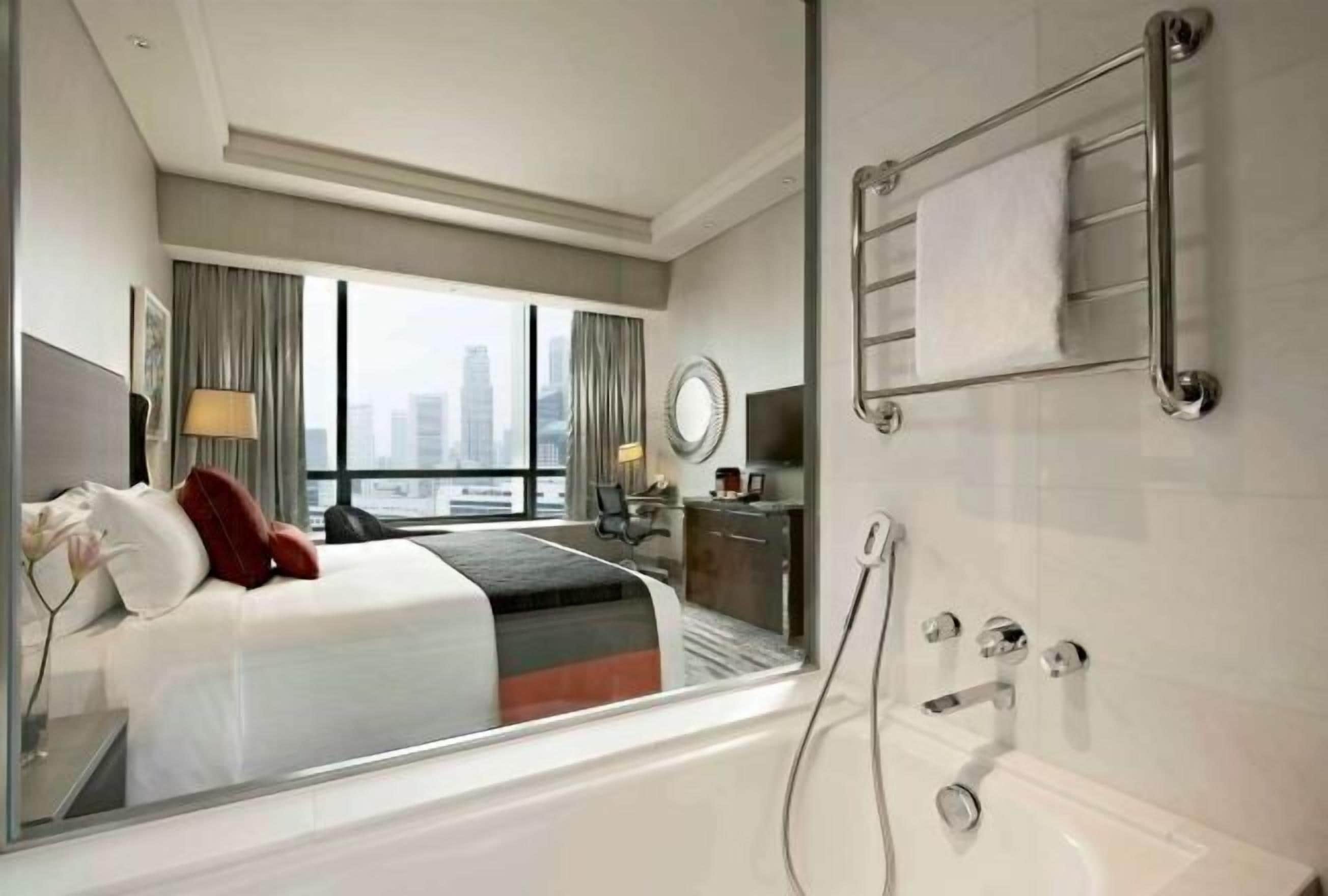 客房內保險箱、書桌、遮光布/窗簾、熨斗/熨衣板