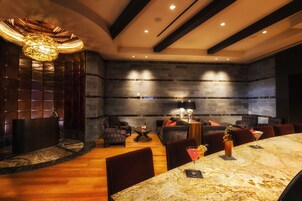 2 间酒吧/酒廊、运动酒吧