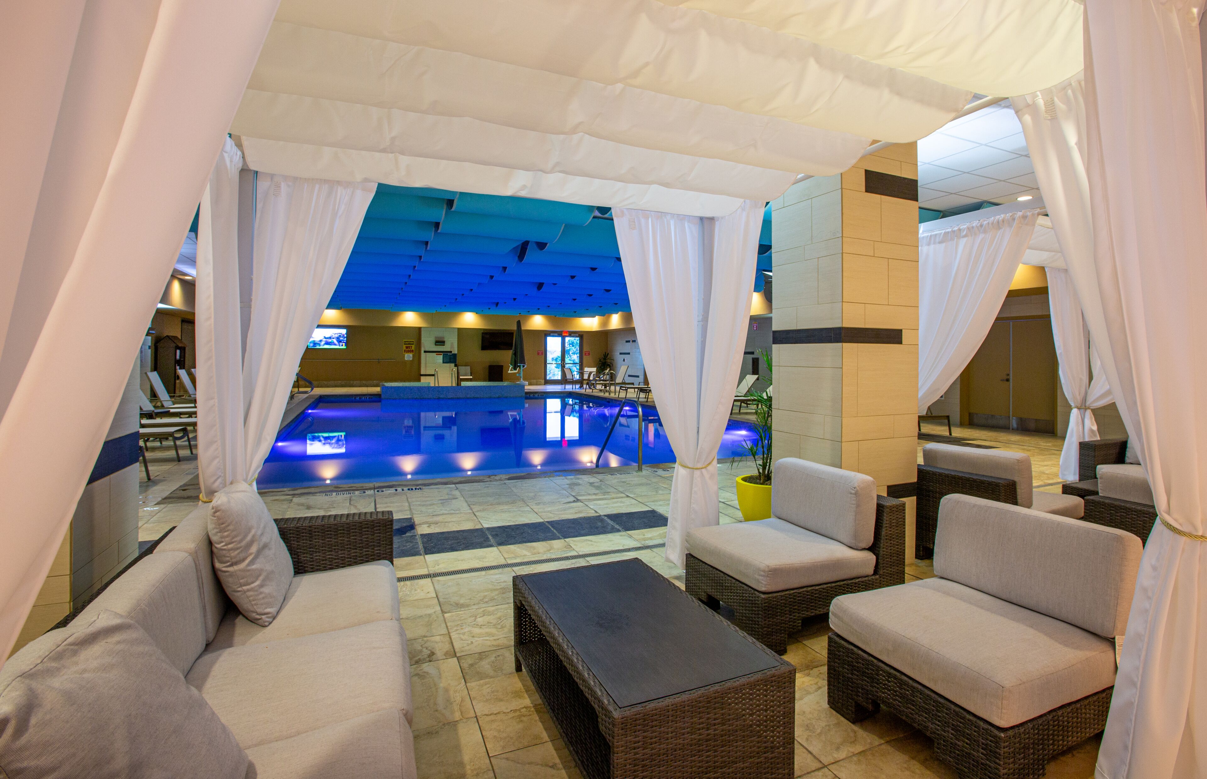 Piscine intérieure, accès possible de 6 h à minuit, cabanas gratuites