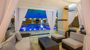 Piscine intérieure, accès possible de 6 h à minuit, cabanas gratuites
