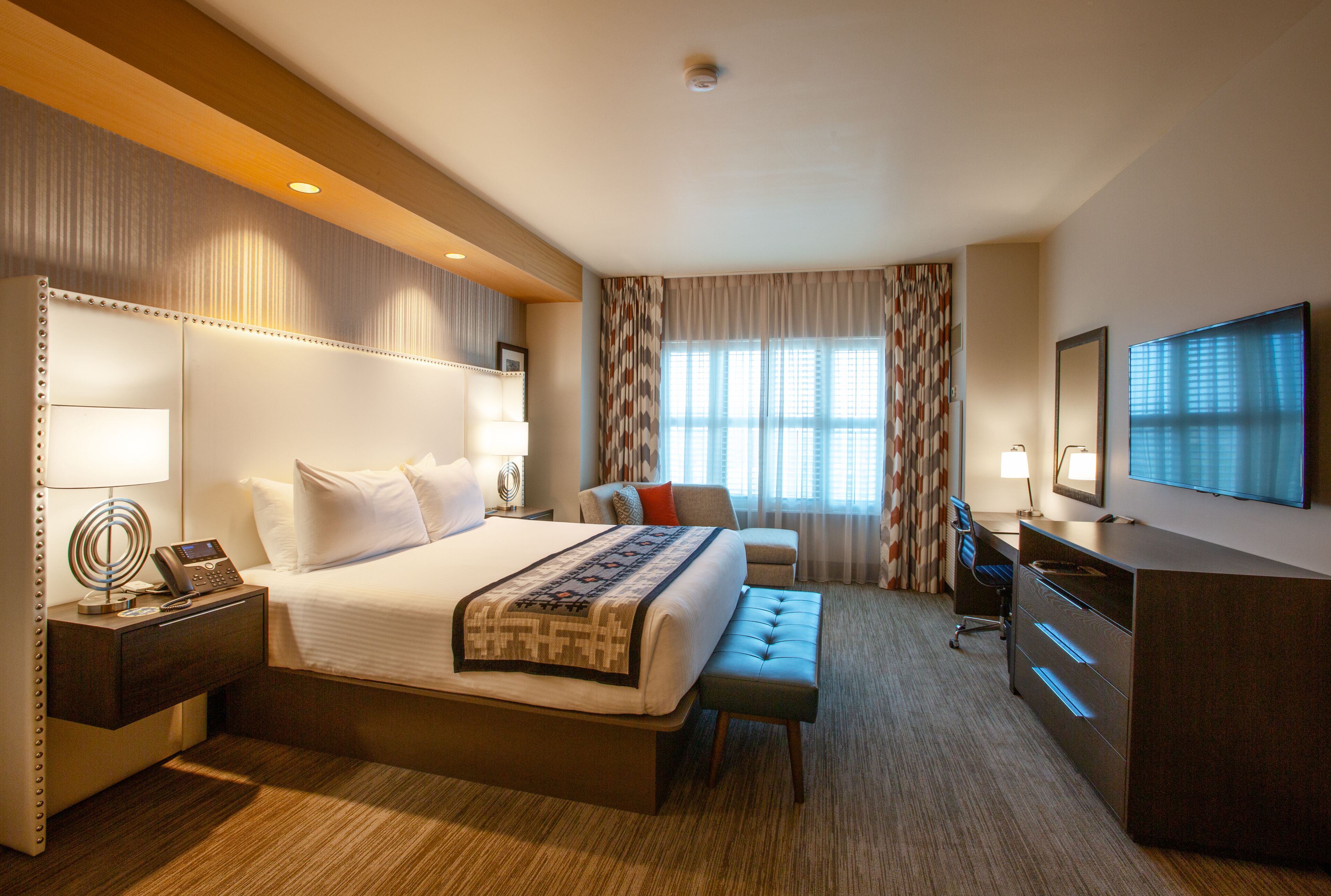 In-room safe, laptop workspace, iron/ironing board, free WiFi