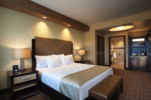 In-room safe, laptop workspace, iron/ironing board, free WiFi - Twin Arrows Navajo Casino Resort (Flagstaff)