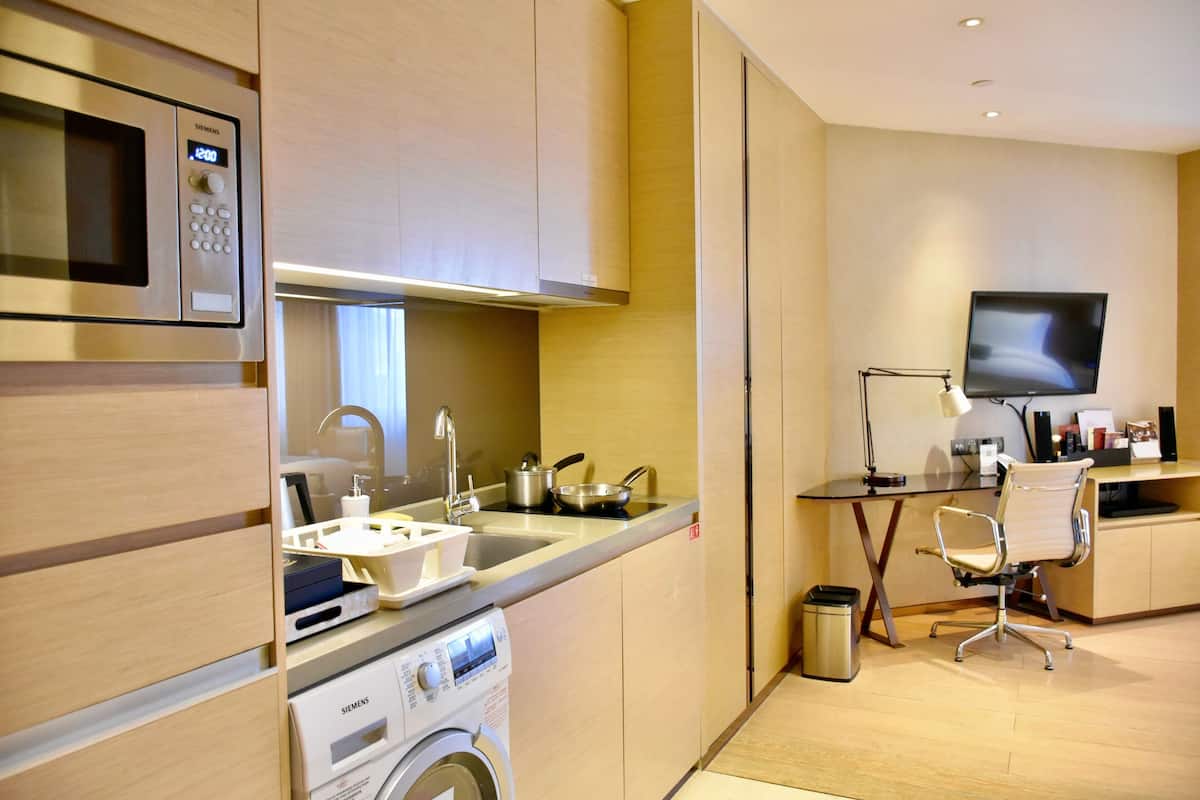 studio deluxe king | private kitchen | full-sized fridge, microwave, stovetop, coffee/tea maker