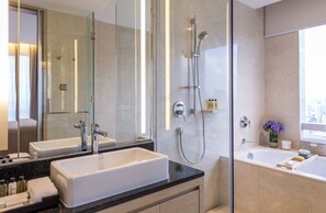 Dybe badekar, brusehoved med spredningseffekt, designertoiletartikler