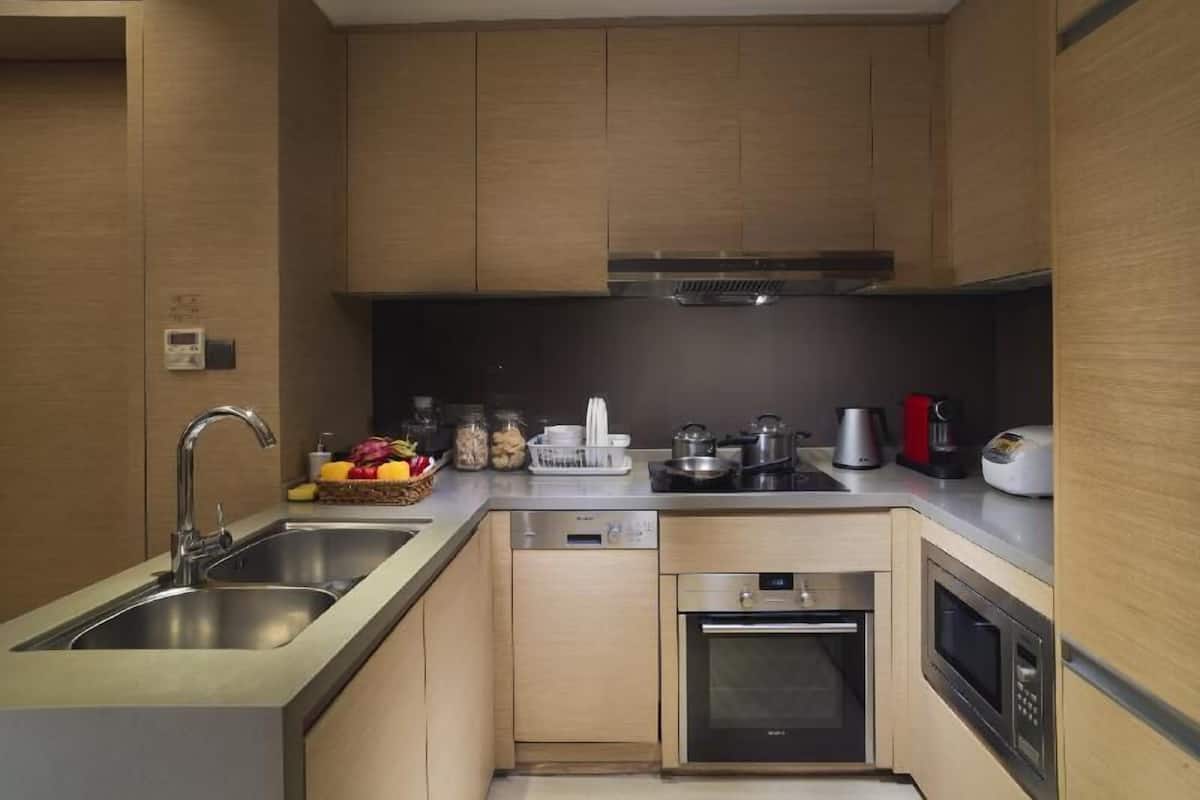 Cocina privada | Refrigerador con congelador, microondas y parrilla de estufa