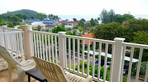 Deluxe Double or Twin Room, Sea View | Living area | 32-inch flat-screen TV with cable channels, TV