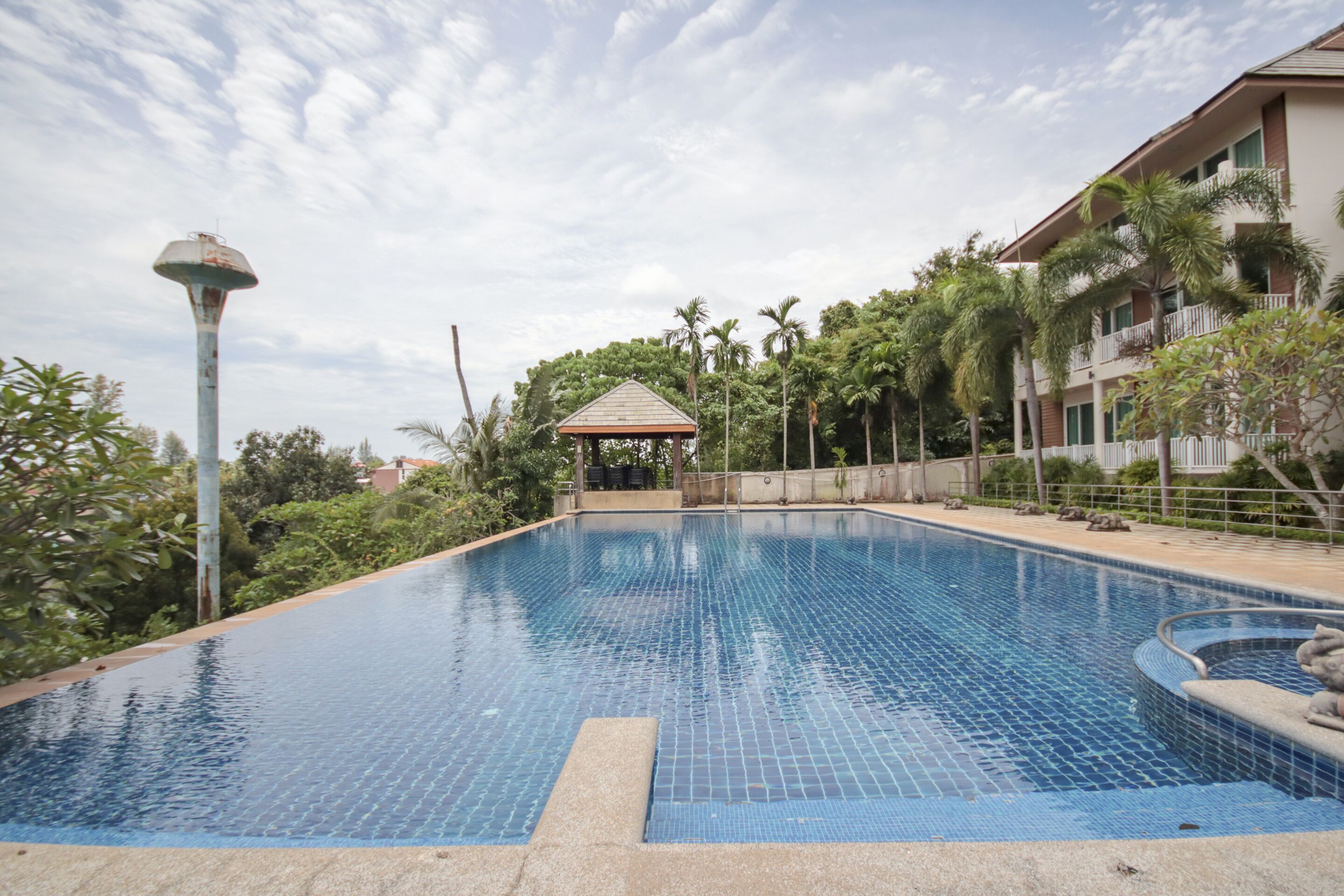 Kolam renang outdoor dan sebuah infinity pool, dengan kursi berjemur