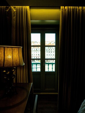 Minibar, in-room safe, desk, blackout curtains - Figueira by The Beautique Hotels & SPA (Lisbon)