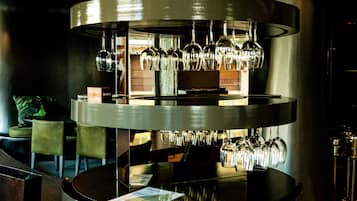 Serveert ontbijt, lunch, diner, Portugese gerechten