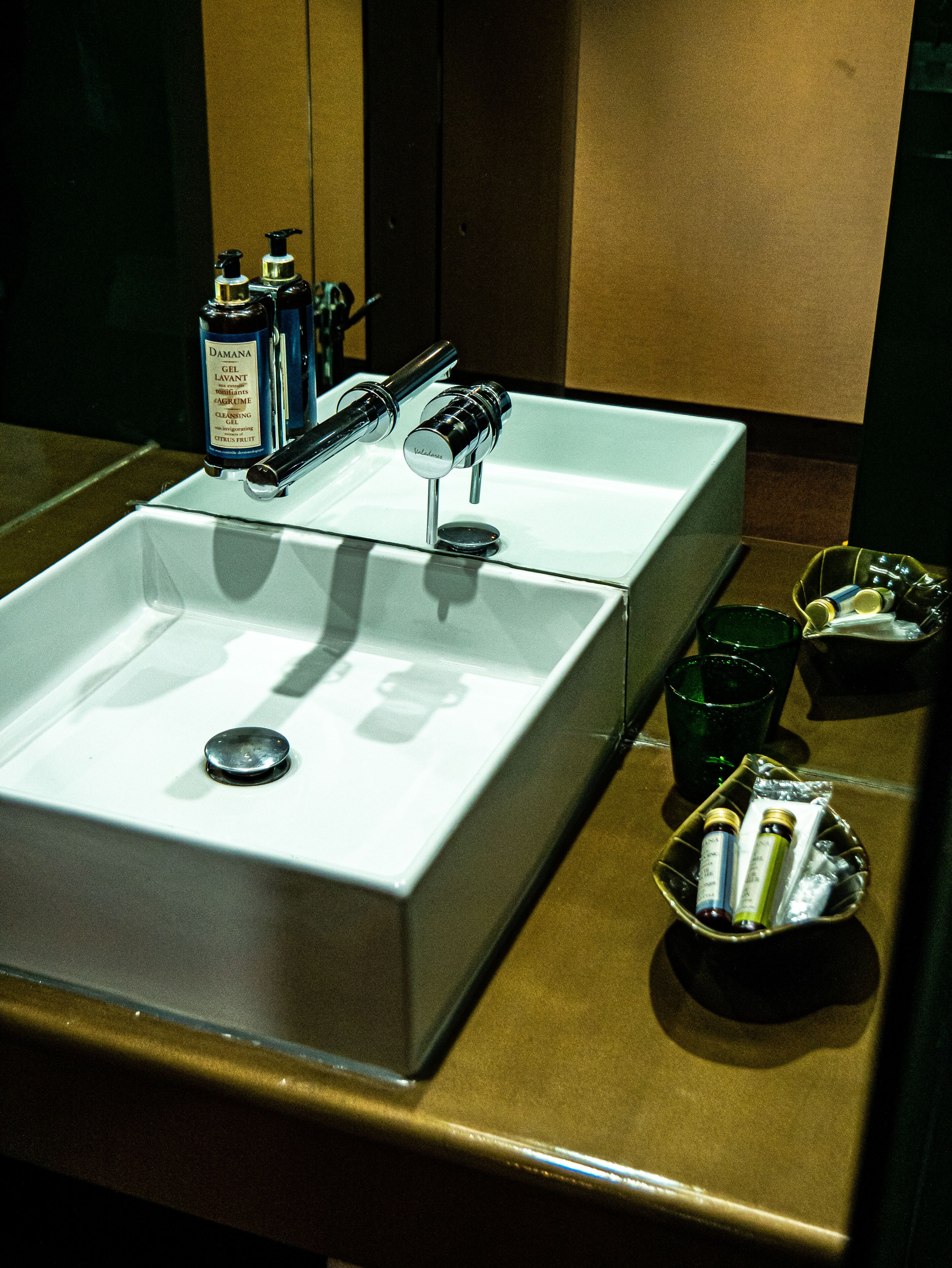 standard room | bathroom | combined shower/bathtub, free toiletries, hair dryer, bathrobes