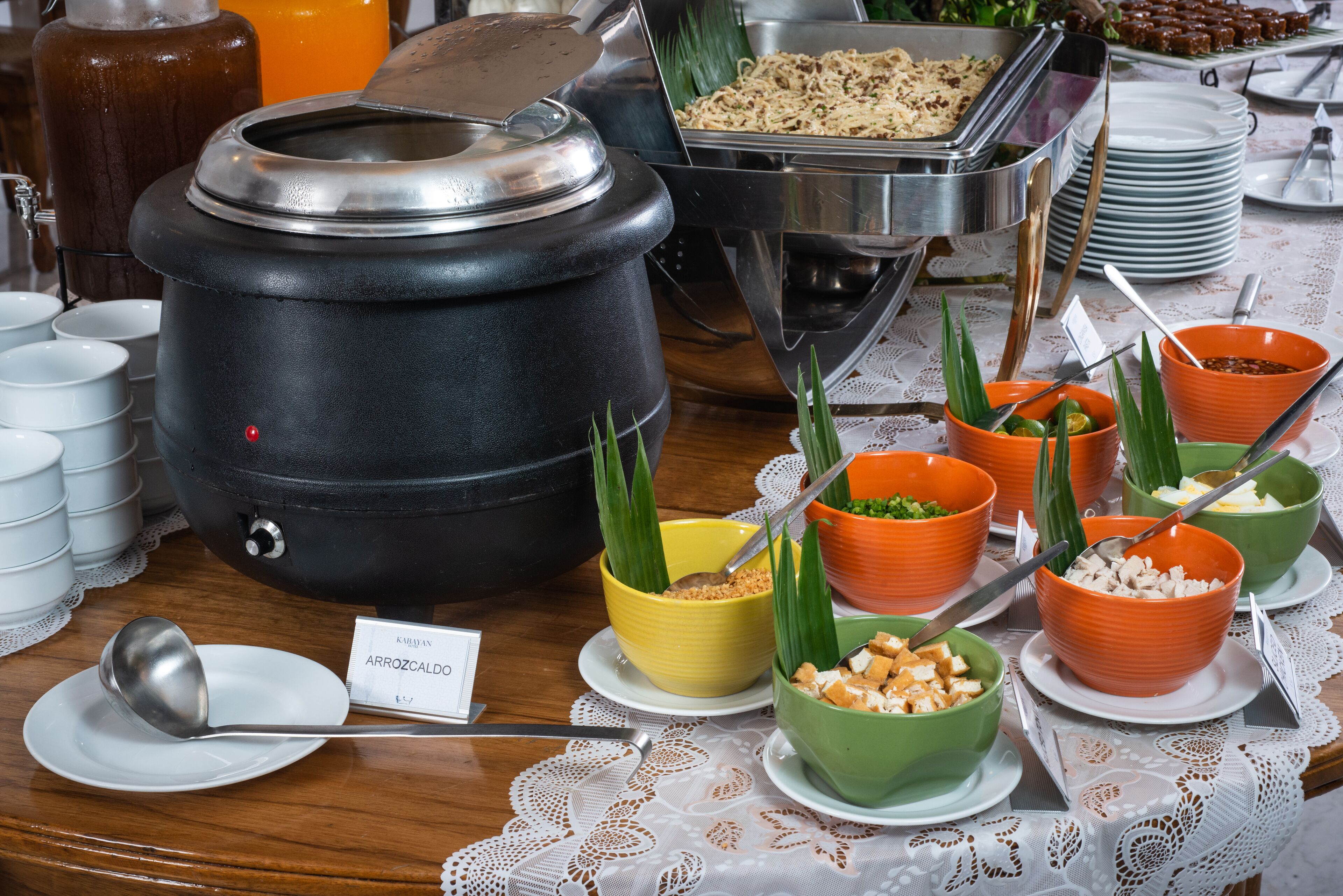 Una barra de buffet con diferentes alimentos y utensilios.