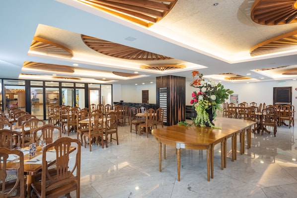 Breakfast, lunch, dinner served; Filipino cuisine
