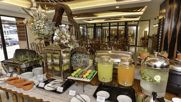 供应早餐、午餐和晚餐,菲律宾菜