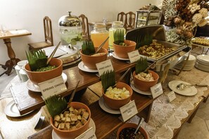 Breakfast, lunch, dinner served; Filipino cuisine 